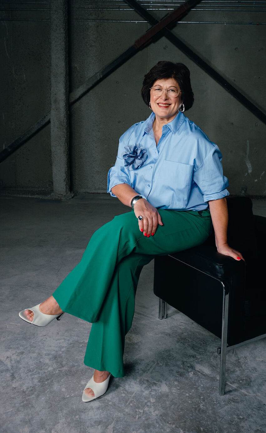 Top: Banana Republic | Pant: Simons | Flower Pin: Simons | Heel: L'intervalle